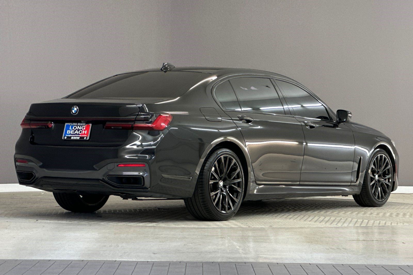 Used 2022 BMW 740i w/ M Sport Package RWD image 8