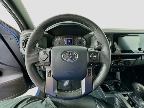 Used 2019 Toyota Tacoma TRD Sport AWD/4WD image 12