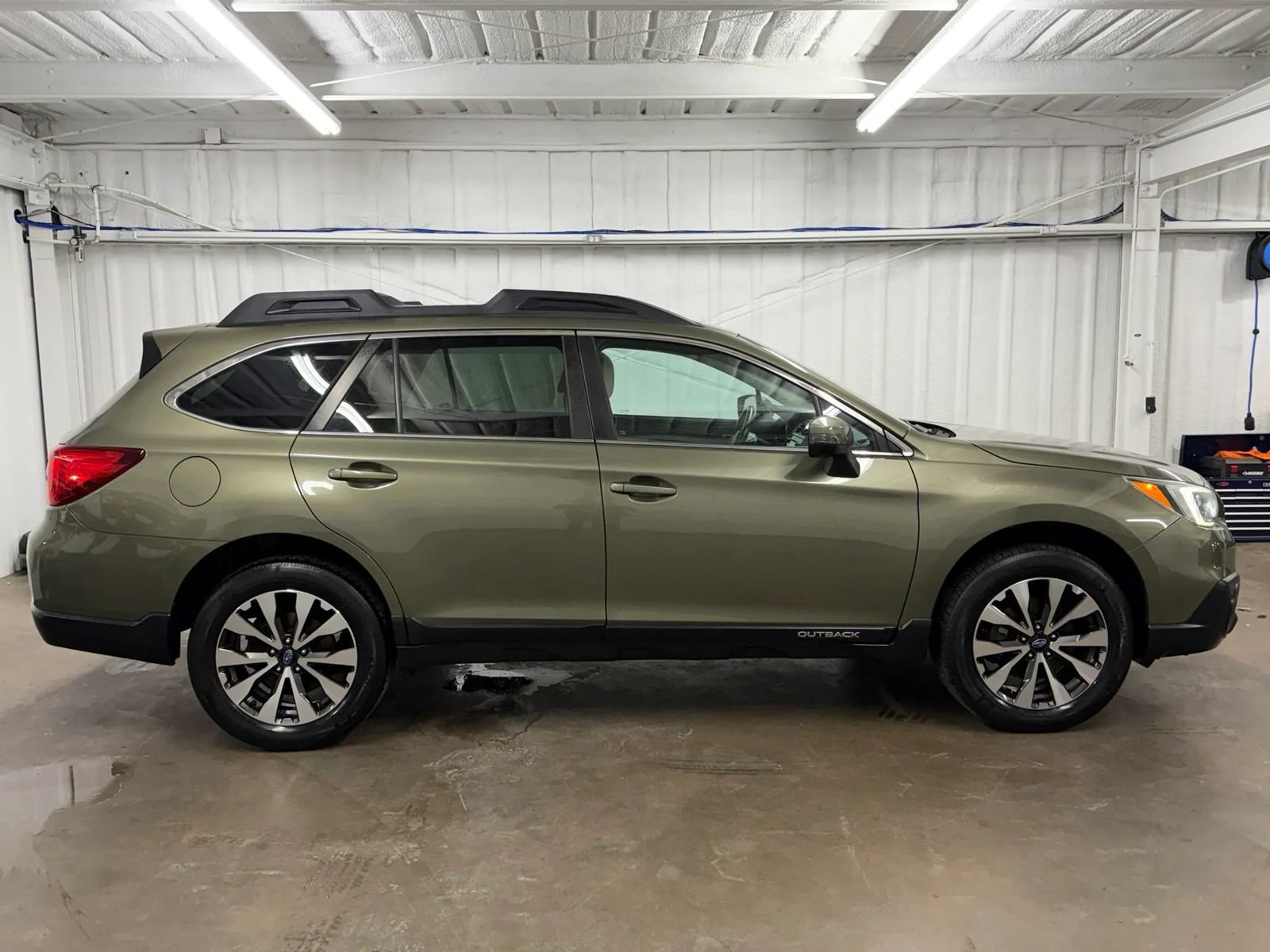 Used 2017 Subaru Outback 2.5i Limited AWD/4WD image 3