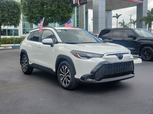 Used 2024 Toyota Corolla Cross SE image 2