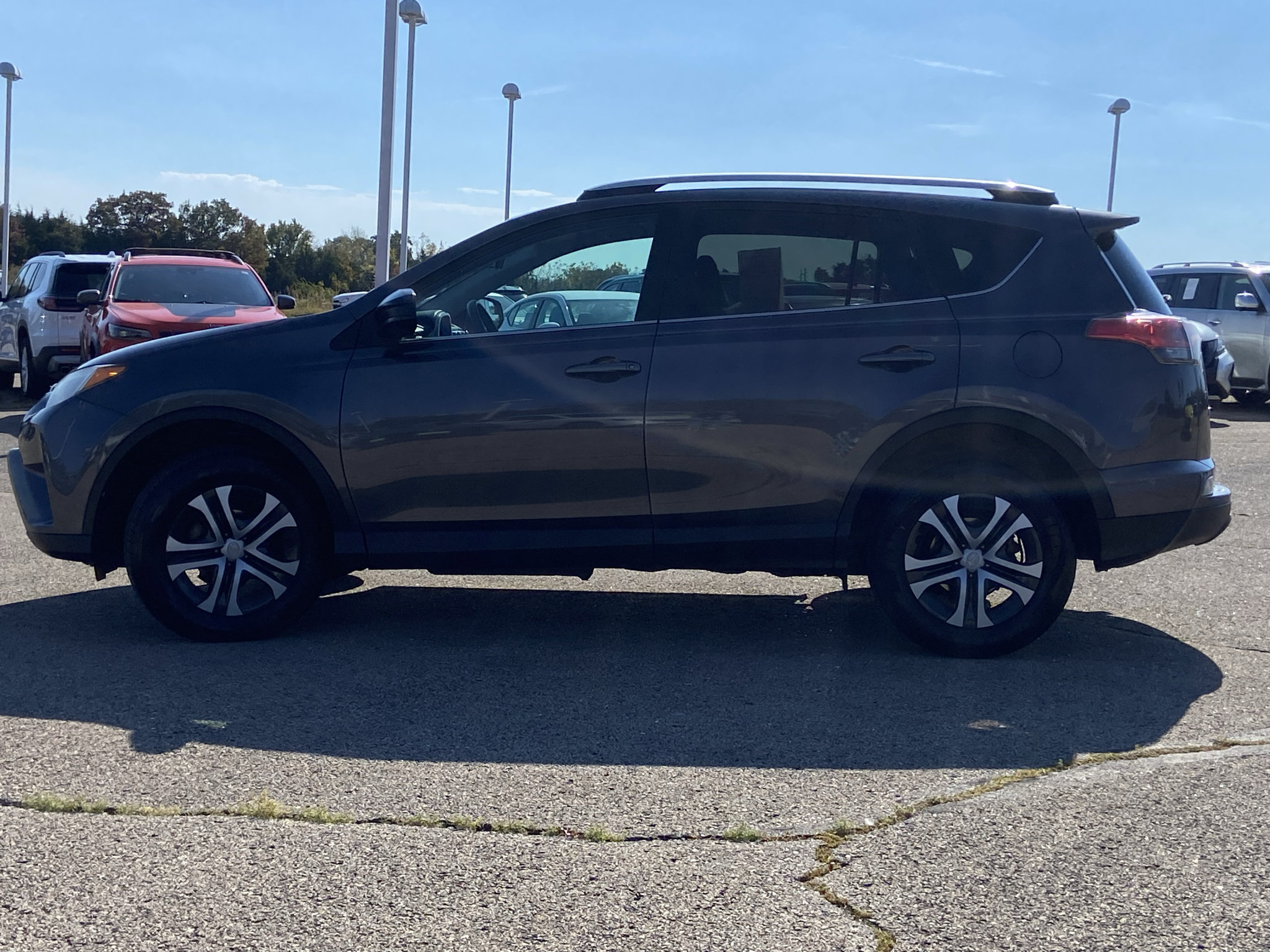 Used 2016 Toyota RAV4 LE FWD image 4