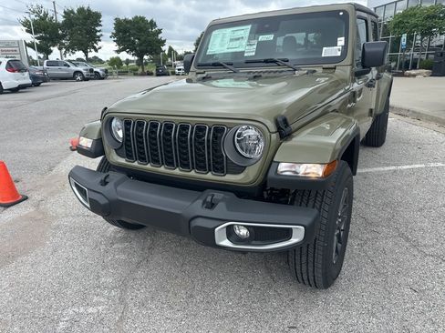 New 2025 Jeep Gladiator Sport image 11