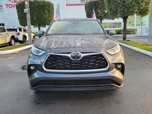 Used 2023 Toyota Highlander XLE FWD image 4