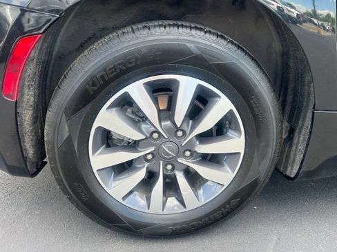 Used 2022 Chrysler Pacifica Touring-L w/ Uconnect Theater Family Group FWD image 9