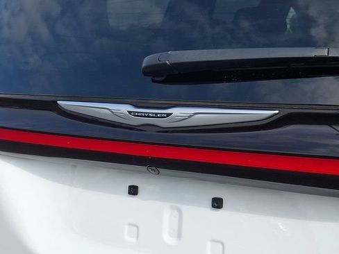 Used 2024 Chrysler Pacifica Touring-L FWD image 9