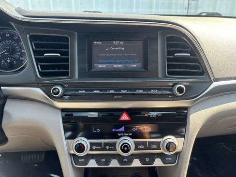 Used 2020 Hyundai Elantra SE FWD image 29