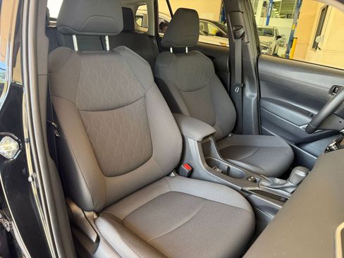 Used 2025 Toyota Corolla Cross LE image 31