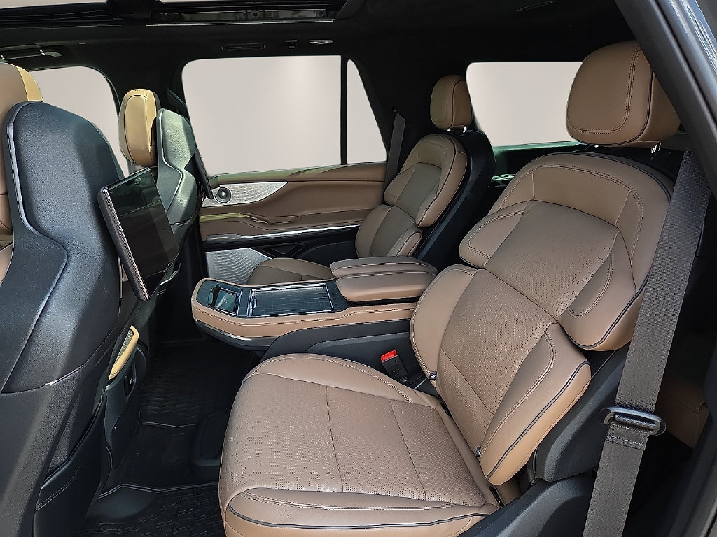Used 2025 Lincoln Navigator Black Label AWD/4WD image 12
