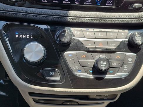 Used 2018 Chrysler Pacifica Limited w/ Advanced Safetytec Group FWD image 36