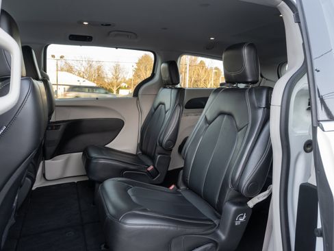 Used 2024 Chrysler Pacifica Touring-L image 16