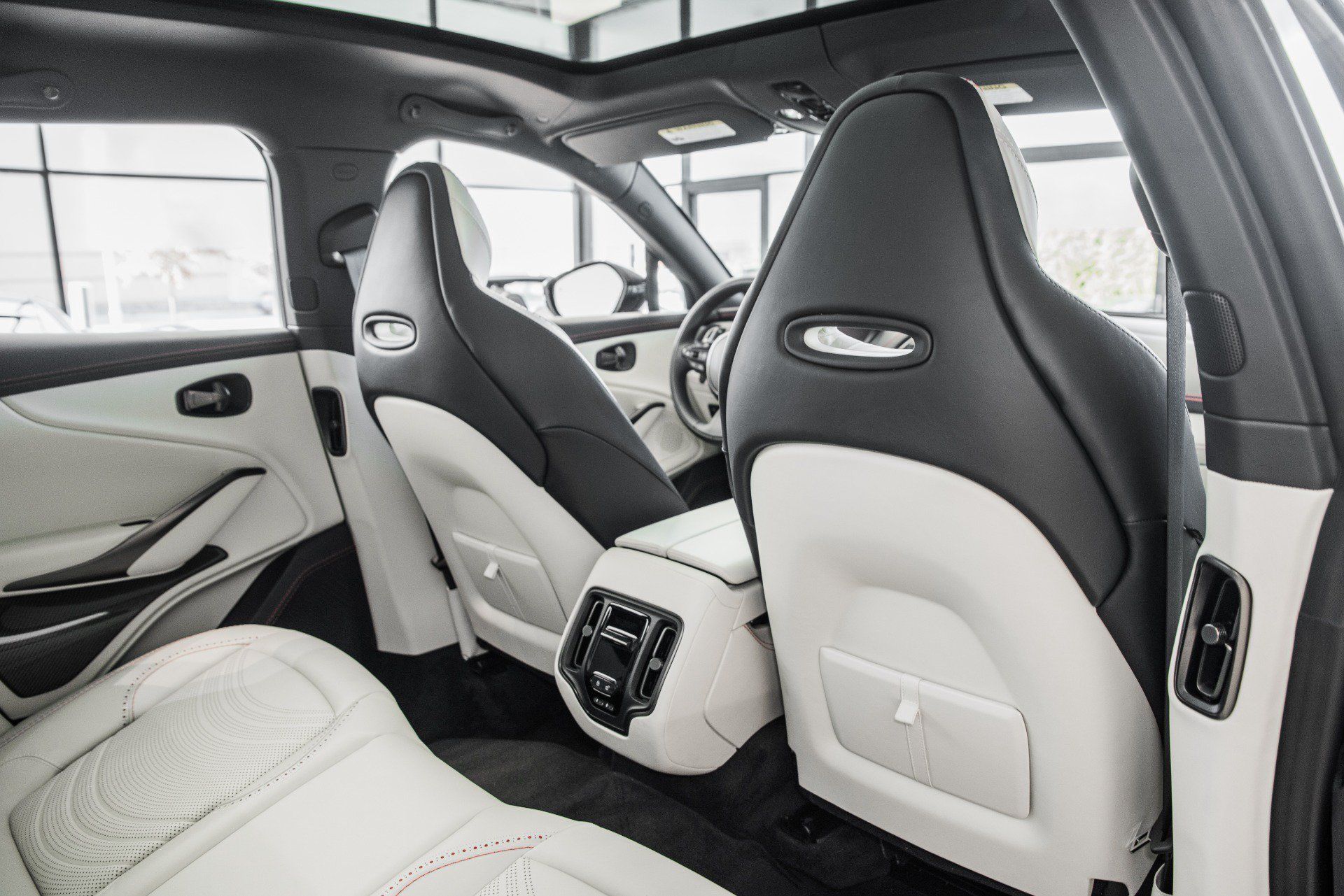 Used 2022 Aston Martin DBX AWD/4WD image 17