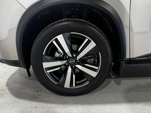 Used 2025 Nissan Rogue SL AWD/4WD image 8
