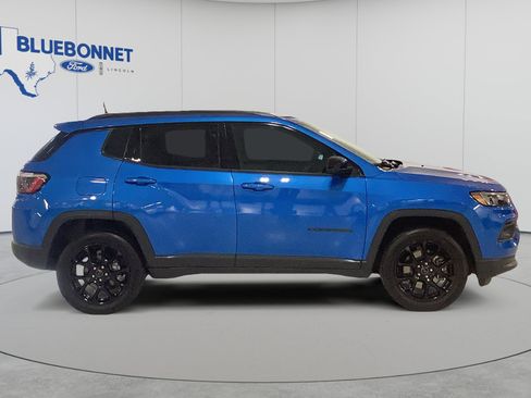 Used 2025 Jeep Compass Latitude w/ Altitude Special Edition AWD/4WD image 4