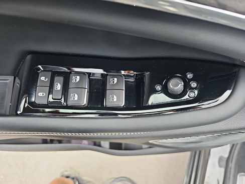 Used 2023 Jeep Grand Cherokee Overland w/ Luxury Tech Group IV AWD/4WD image 33