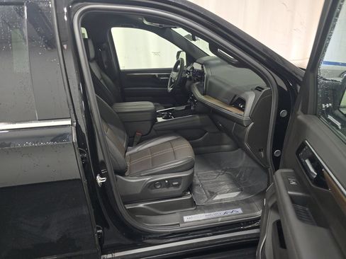 Used 2025 Chevrolet Tahoe High Country AWD/4WD image 11