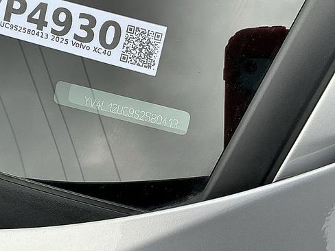 Certified 2025 Volvo XC40 B5 Plus image 30