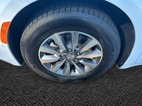 Certified 2020 Chrysler Pacifica Limited w/ Advanced Safetytec Group FWD image 11