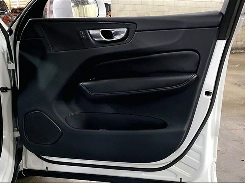 Used 2022 Volvo XC60 B5 Momentum w/ Climate Package image 22