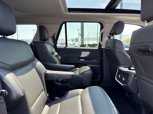 Used 2025 Ford Expedition Active AWD/4WD image 8