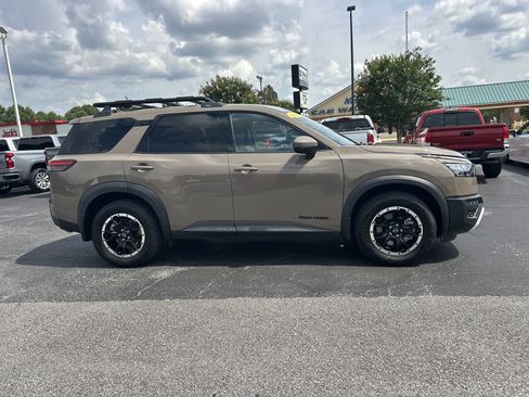 Used 2024 Nissan Pathfinder Rock Creek AWD/4WD image 9