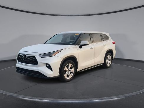 Used 2021 Toyota Highlander LE FWD image 4