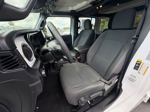 Used 2025 Jeep Wrangler Unlimited Sahara AWD/4WD image 36