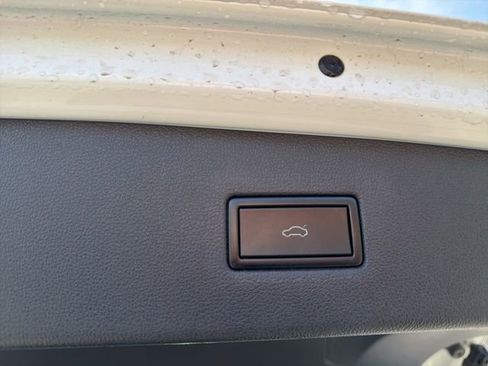 Used 2018 Volkswagen Tiguan SEL image 13