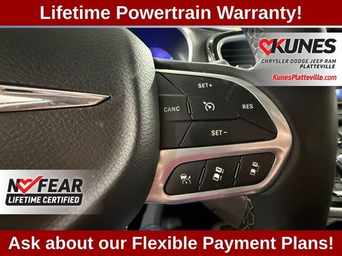 Used 2023 Chrysler Pacifica Touring-L FWD image 17