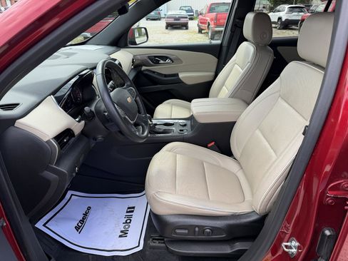 Used 2023 Chevrolet Traverse Premier FWD image 13