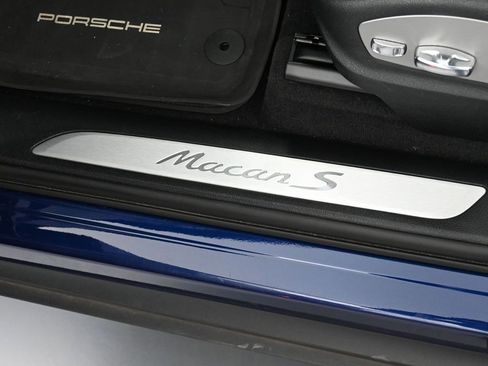Certified 2023 Porsche Macan S AWD/4WD image 17