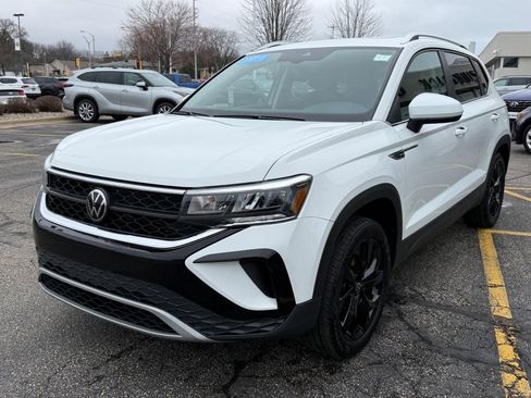 Used 2023 Volkswagen Taos SE w/ Panoramic Sunroof Package image 8