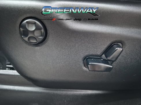 Used 2020 Jeep Grand Cherokee Laredo AWD/4WD image 15