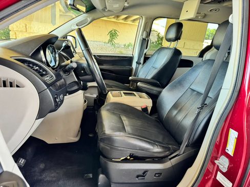 Used 2014 Chrysler Town & Country Touring FWD image 9