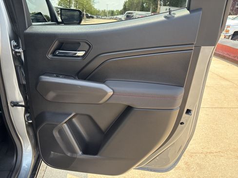 Used 2025 Chevrolet Colorado Z71 w/ Technology Package AWD/4WD image 15
