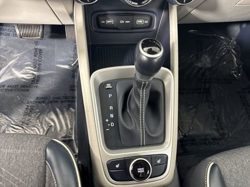 Used 2022 Hyundai Venue Limited FWD image 17
