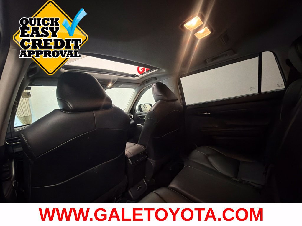 Used 2021 Toyota Highlander XLE AWD/4WD image 16
