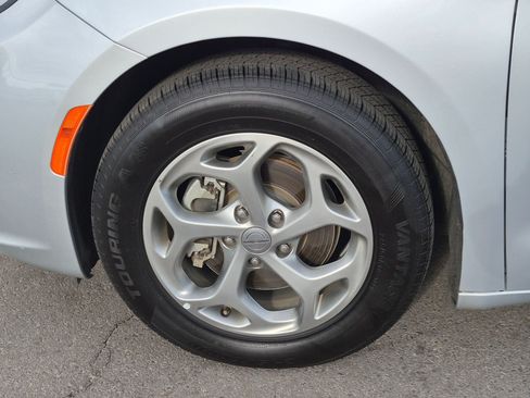 Used 2024 Chrysler Pacifica Limited FWD image 14