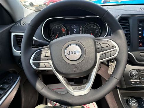 Certified 2022 Jeep Cherokee Latitude w/ Sun & Sound Group AWD/4WD image 17