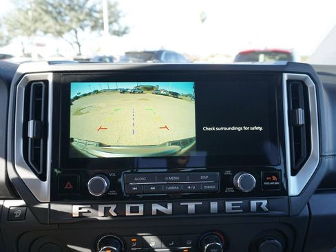 Used 2025 Nissan Frontier SV image 31