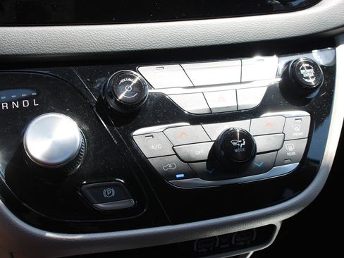 Used 2023 Chrysler Voyager LX FWD image 17