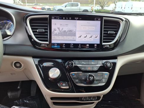 Used 2024 Chrysler Pacifica Touring-L image 10