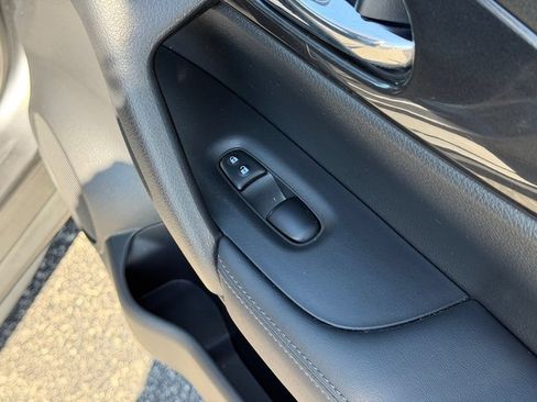 Used 2018 Nissan Rogue S FWD image 26