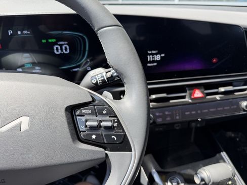 Used 2025 Kia Niro EX FWD image 29