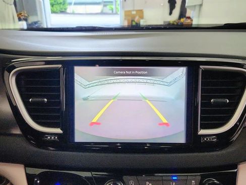 Used 2023 Chrysler Pacifica Touring-L FWD image 17
