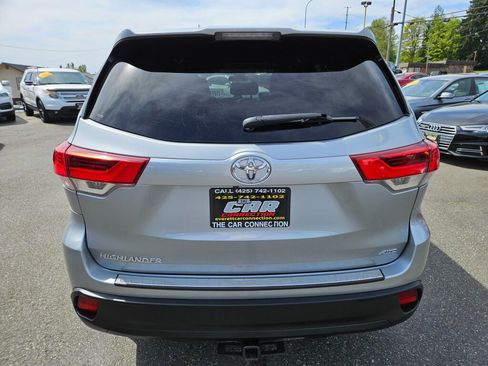 Used 2017 Toyota Highlander LE AWD/4WD image 5