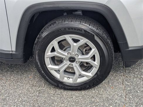 Certified 2025 Jeep Compass Latitude image 10