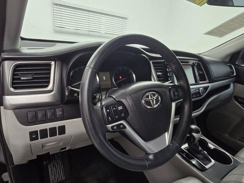 Used 2016 Toyota Highlander Plus FWD image 11