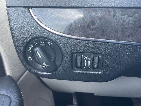 Used 2016 Chrysler Town & Country Touring FWD image 14