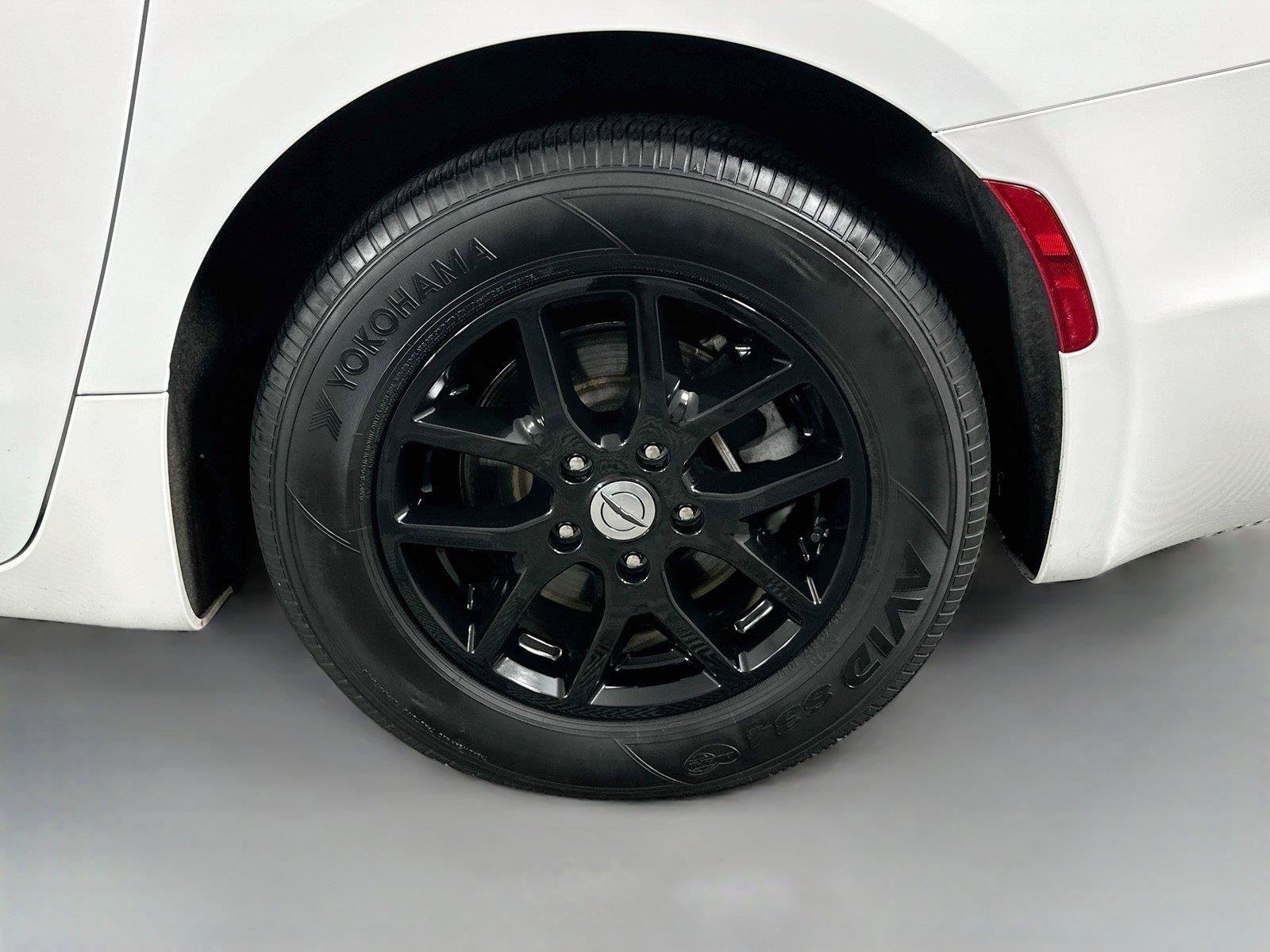 Used 2025 Chrysler Pacifica Select FWD image 30