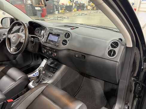 Used 2017 Volkswagen Tiguan S image 34